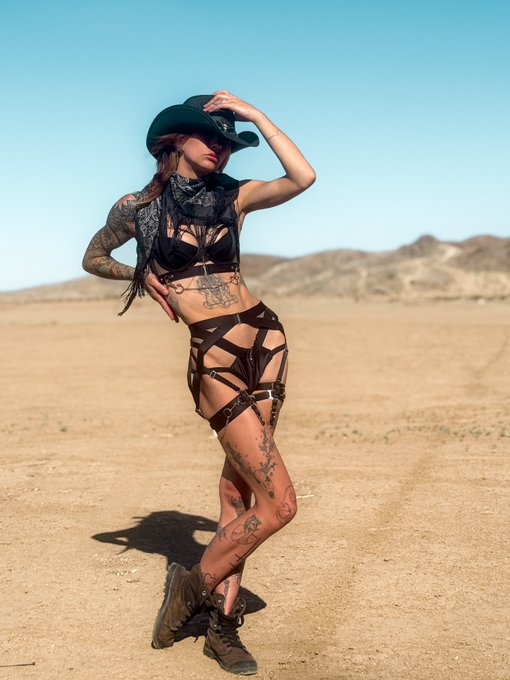 Watch therealslimcadi's leaked NSFW photo on TwXstars