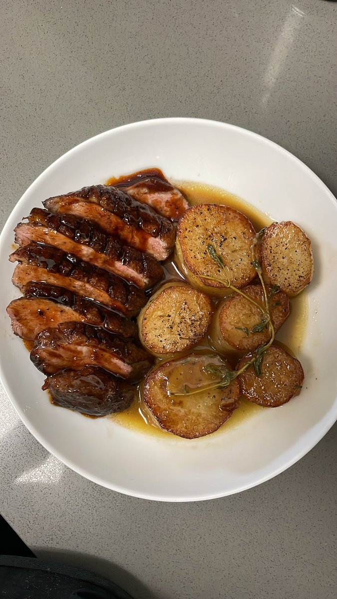 staticsucre's tweet photo. Seasoned duck breast (salt, paper, all spice, crushed anise star) cooked a honey/soy reduction. Fondant potatoes (fried in duck fat on both sides) broiled in chicken broth, butter, thyme https://t.co/CTotoKmE0t