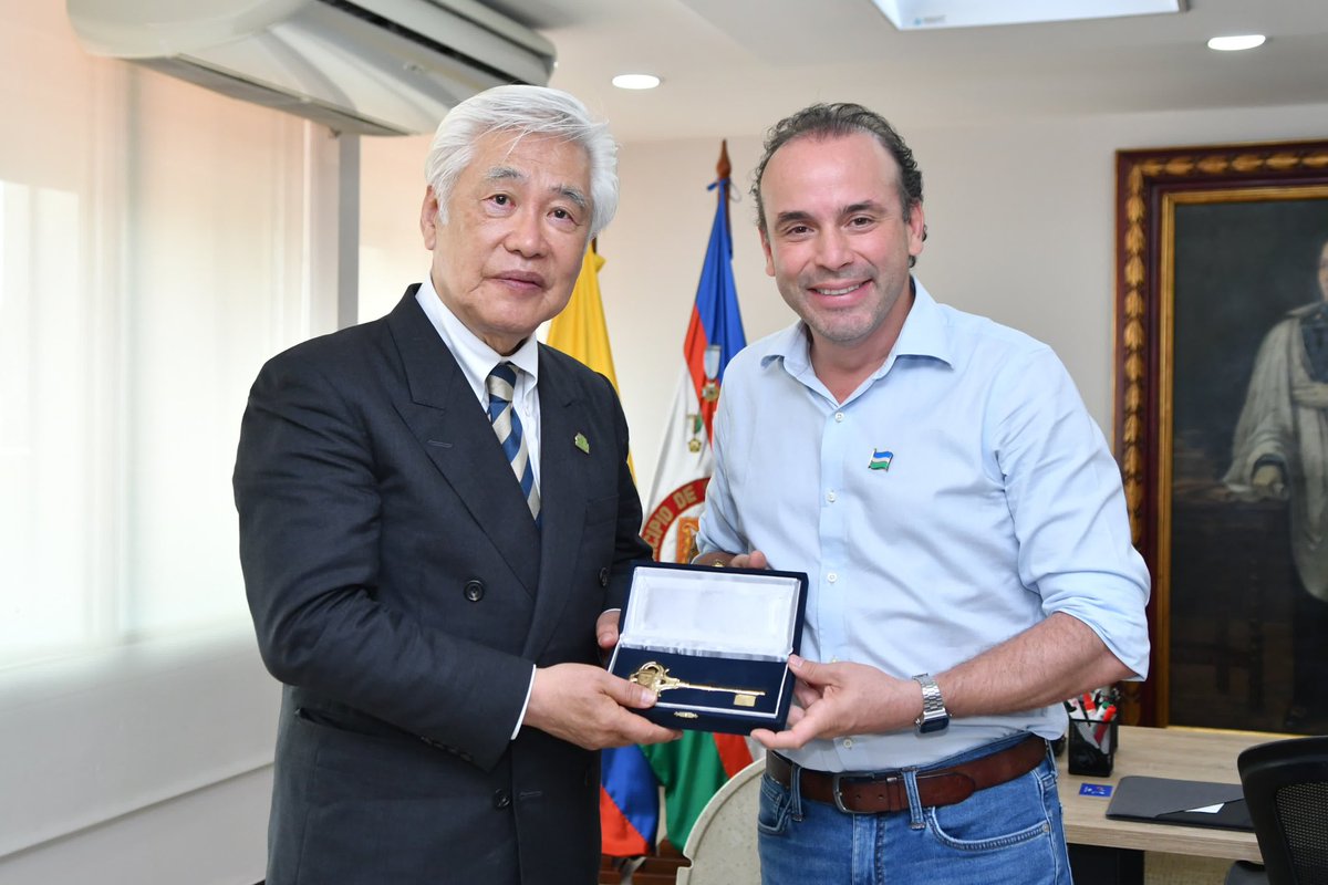 Hoy dimos un paso importante para el futuro de Cali. ✅

Recibimos al Dr. YoungHoon Kwaak 🧑‍🎓🌍, uno de los urbanistas más influyentes del mundo, quien desde hoy nos asesora para planear una ciudad sostenible, ordenada y pensada a largo plazo.