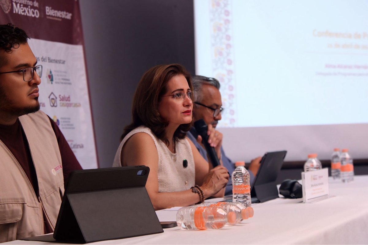 AlmaAlcarazH's tweet photo. Hoy compartimos con los medios el avance de los Programas para el Bienestar en Guanajuato.
Gracias al trabajo en equipo, iniciamos la entrega de más de 22 mil tarjetas de pensión, avanzamos en el censo de salud y seguimos fortaleciendo becas, vivienda y educación.

Con honestidad y vocación, seguimos construyendo un país más justo.

#BienestarEsTransformación
#TrabajoEnEquipo
#PrimeroLosPobres