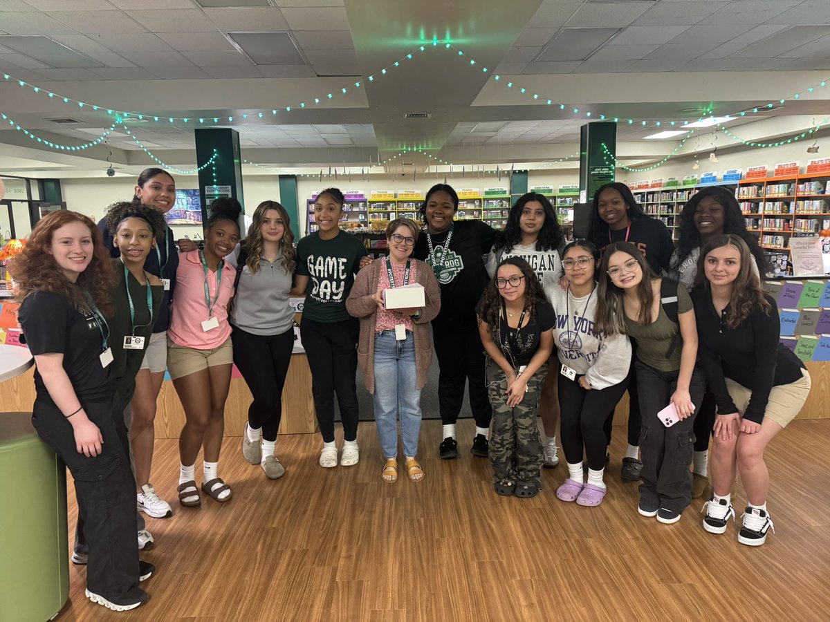 PoteetVB's tweet photo. Cookie Runs to show appreciation! 

THANK YOU for everything Trainers, APS, and our Librarian! You make our ship run smoothly throughout the year, so we are grateful for all that you do seen and unseen! 💚🏴‍☠️ @mesquiteisdtx @mesquitepoteet @mesquiteisdATH https://t.co/6hz7V2NfNy