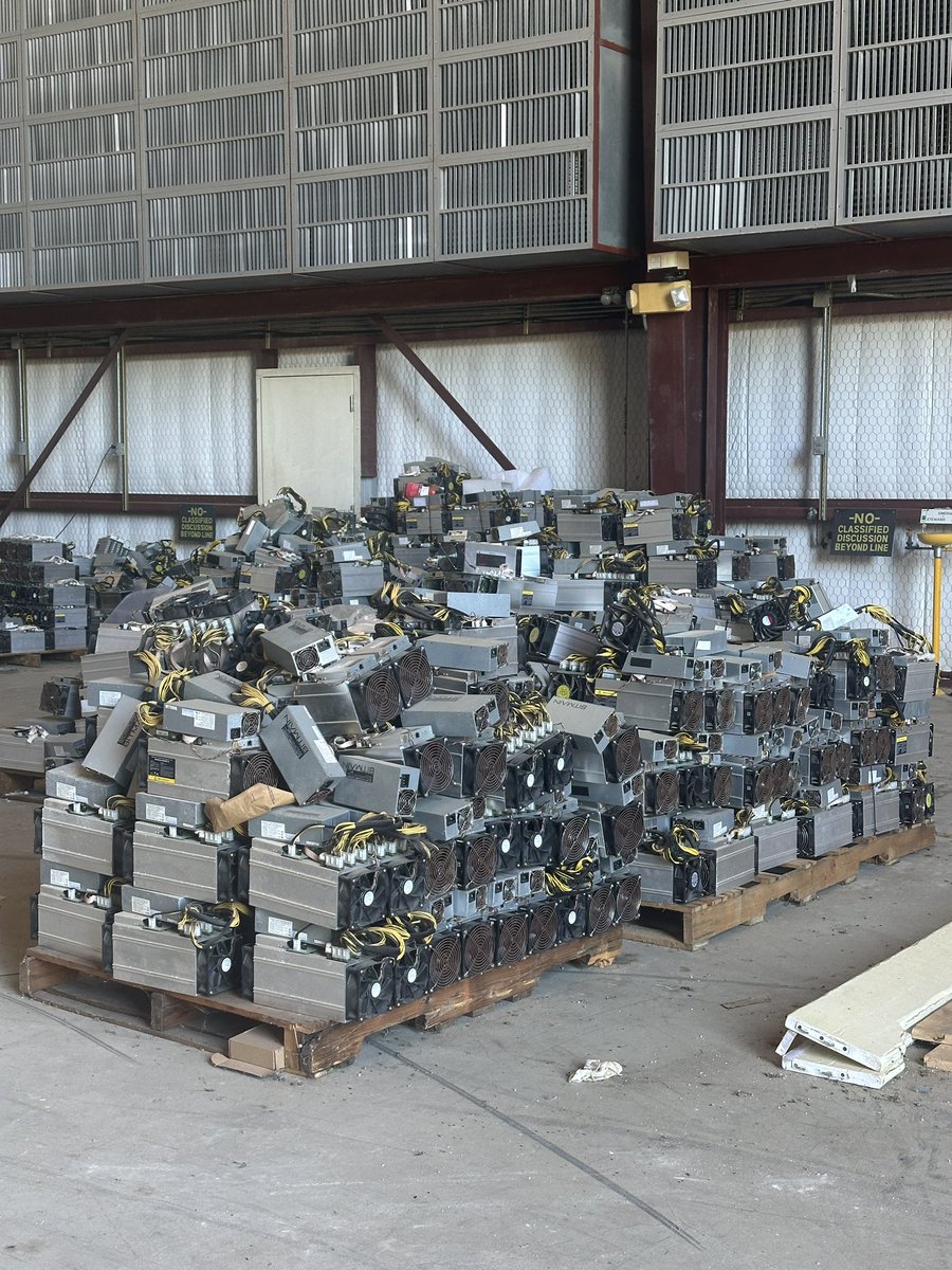 _bradcuddy_'s tweet image. Quick pit stop to scoop some of our old S9s.

Any plebs out there accelerating hyperbitcoinization who could use ‘em?