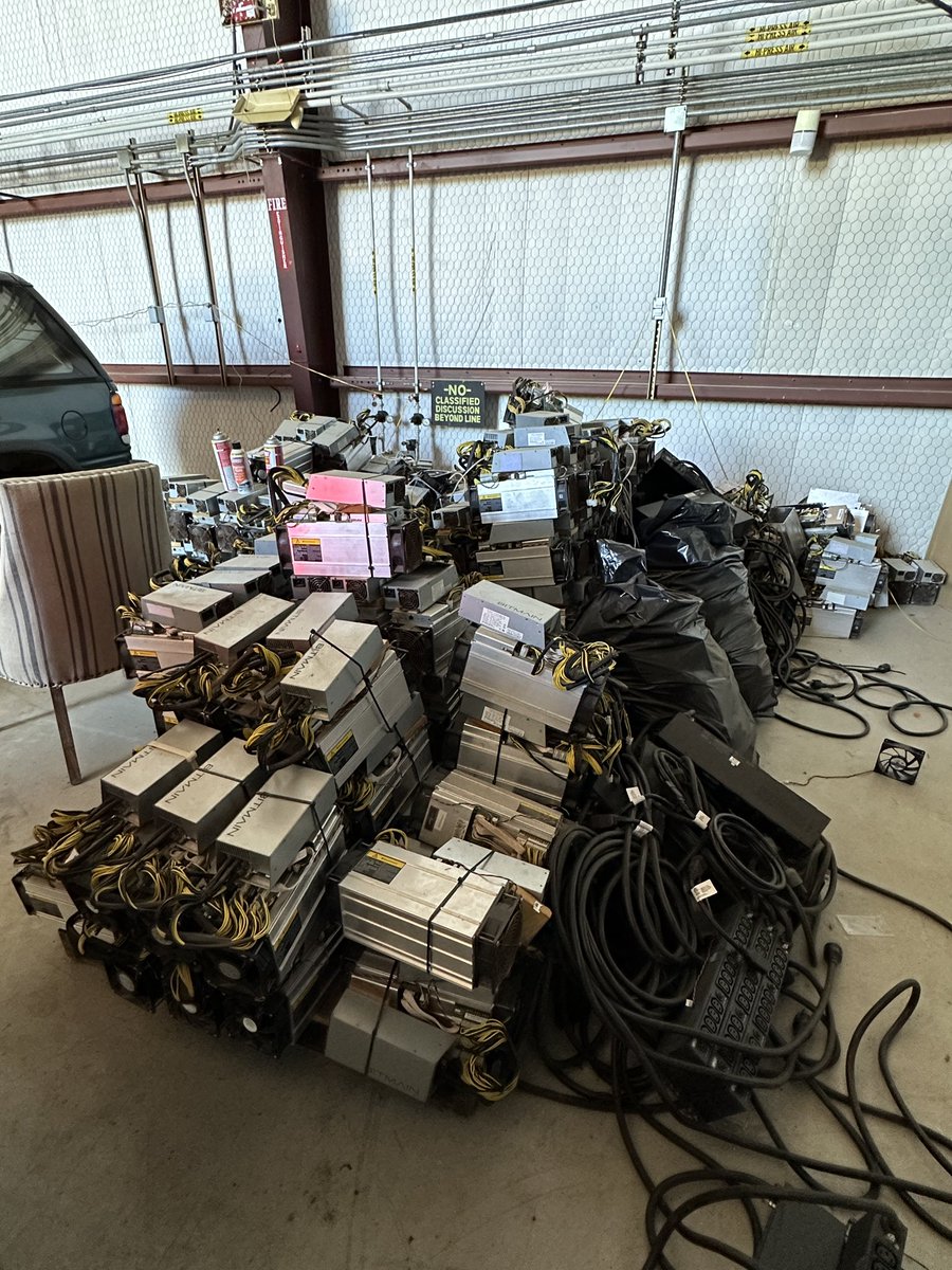 _bradcuddy_'s tweet image. Quick pit stop to scoop some of our old S9s.

Any plebs out there accelerating hyperbitcoinization who could use ‘em?