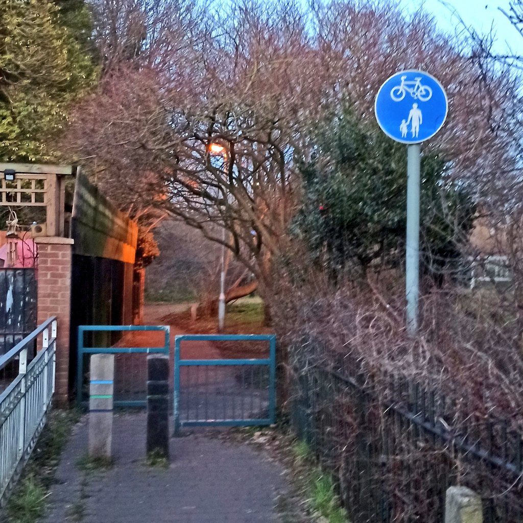 SuttonsBOGI's tweet image. These non compliant examples of infrastructure has probably been installed to keep the antisocial and illegal motorcycle problem out of the 'nice neighbourhoods' around #Hackbridge and #Carshalton

#WandleTrail
#BashTheBarriers
@4ChordsNoNet 
@Wheels4Well 
@TfL
@SustransLondon