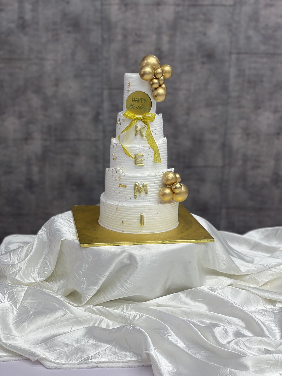 moscakery1's tweet photo. APRIL’S BEST SELLER! 

The 5 tier mini cake was curated specially for all our cute customers. And y’all have been latching on it back to back! 
Size:6,5,4,3,&amp;2 inches 
Two flavors of choice (van/choc or RV)
Doorstep delivery/pickup 
Chat with us on 07064942595 to order https://t.co/Bt03Vb6Abz