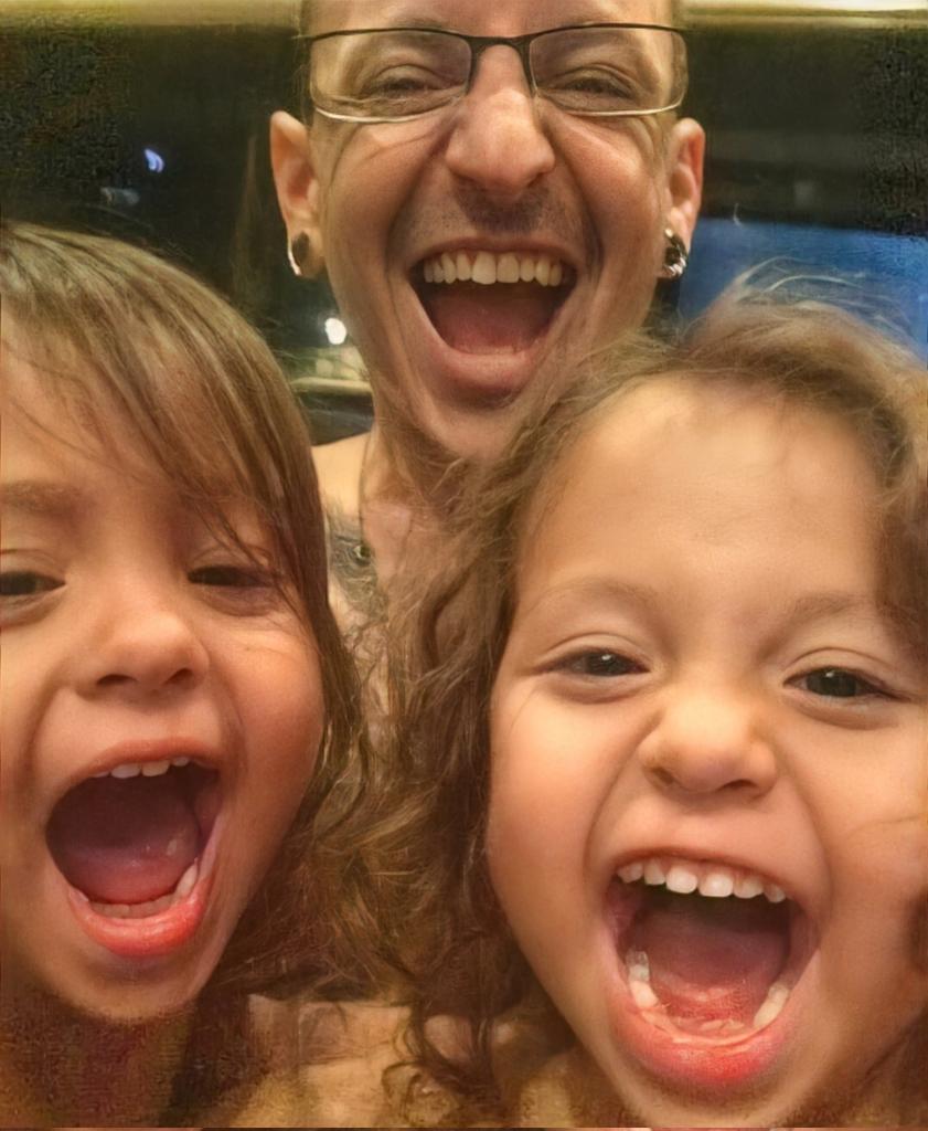 simsim3201976's tweet photo. What a beautiful pic!! 🥰

Your love and your energy still lingers and lifts us up.
Lots of us still can feel it!
It seeps into our hearts.
And nobody can take it from there. 🙏❤️🙏

Smile for Chester 😁 https://t.co/sEvLmDYBON