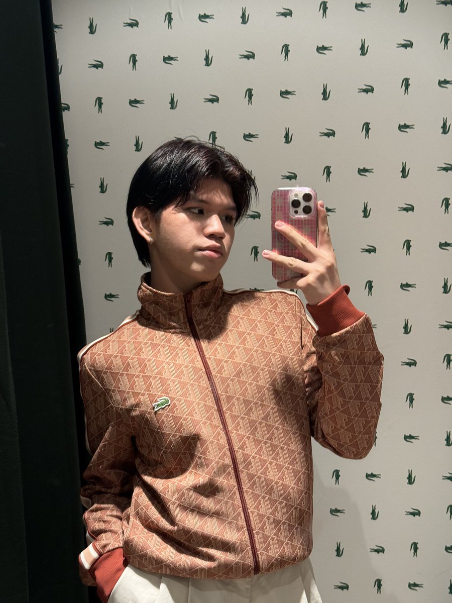 _zashly_'s tweet photo. trying on my dream brand. 🐊 https://t.co/7eziS51nV3