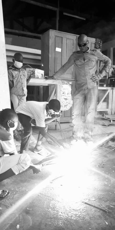 MaisonMemoire's tweet photo. C’est avec une profonde tristesse que la Maison de la Mémoire a appris le décès de l’artiste Ernest WÉANGAÏ, alias Wéa, précieux collaborateur et artiste engagé.
Dans le cadre des ateliers d’art-thérapie, auxquels il a généreusement consacré son talent, Wéa a su offrir écoute, apaisement et résilience à celles et ceux marqués par les blessures du passé. Son talent, sa bienveillance et son humanité resteront à jamais gravés dans nos cœurs.
Repose en paix, Wéa. Ton empreinte vivra dans la mémoire de toutes celles et tous ceux que tu as touchés, et tes œuvres continueront à parler pour toi.
Nous ne t’oublierons jamais.
Merci, Wéa.
Merci à toi l’artiste qui faisait de grandes et belles choses avec si peu et qui savait reconnaître le talent en chacun.
 Merci, Wéa.
@ophelie_manda
@PascaleGaby