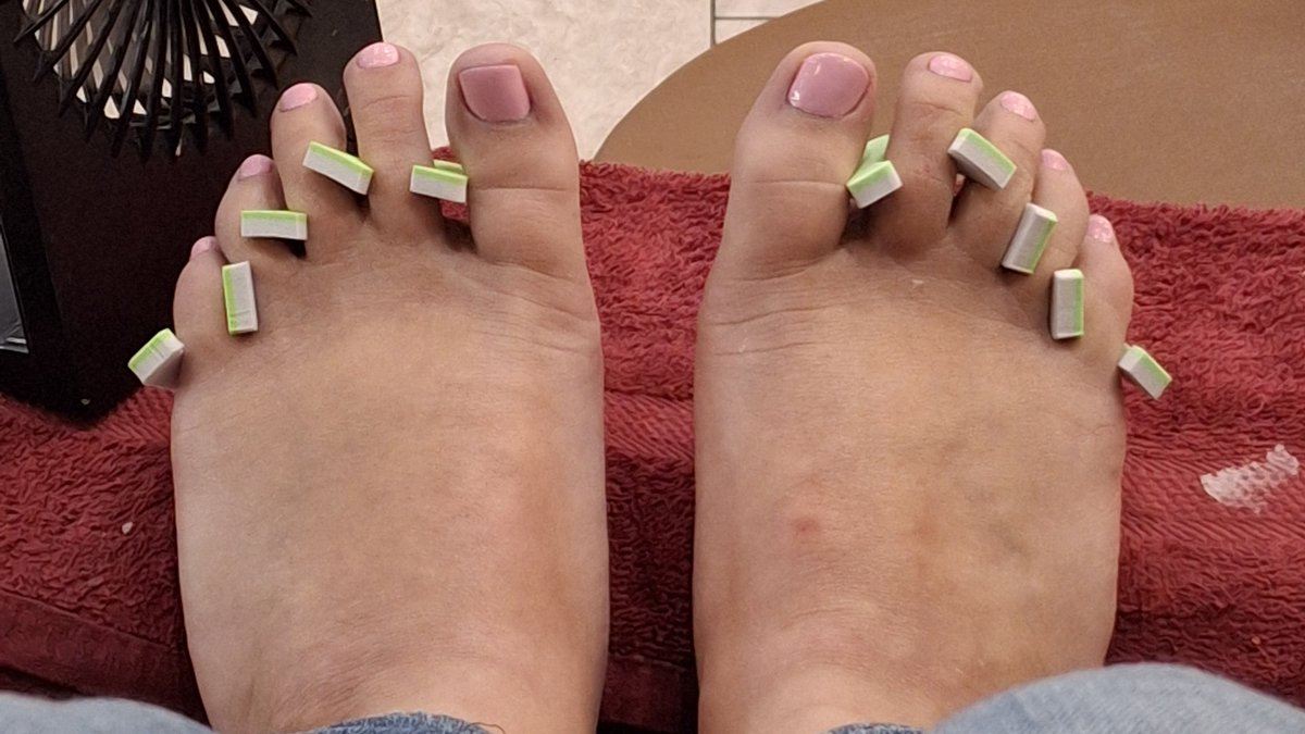 PaddedBra's tweet photo. A pedicure always makes Monday more bearable. 

#cutetoes #pedimondays #pinktoes #SpringToes #opi #opimodaboutyou https://t.co/vs7Lrqa257