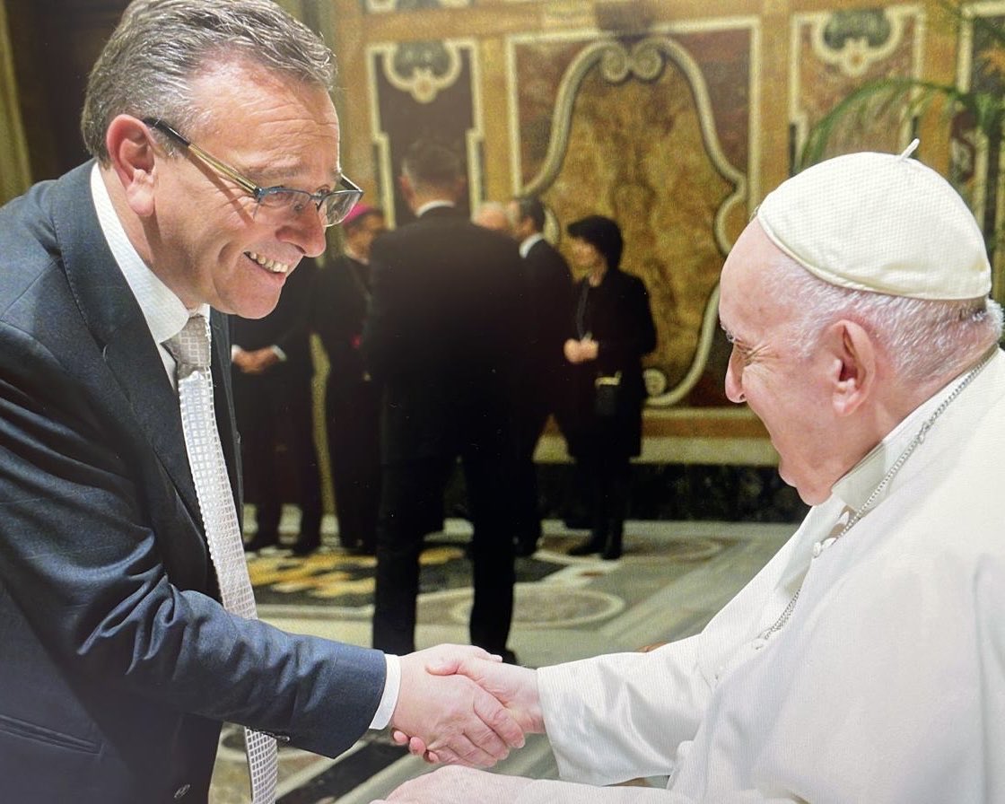 Roberto_VS1's tweet photo. Viermal durfte ich in den letzten Jahren Papst Franziskus im Vatikan persönlich begegnen - es waren stets eindrucksvolle und bereichernde Begegnungen. In seiner Bescheidenheit und Nähe zu den Menschen bewirkte er mehr, als mancher grosser Politiker. 🙏🕯️ https://t.co/pLWPKGEnO5