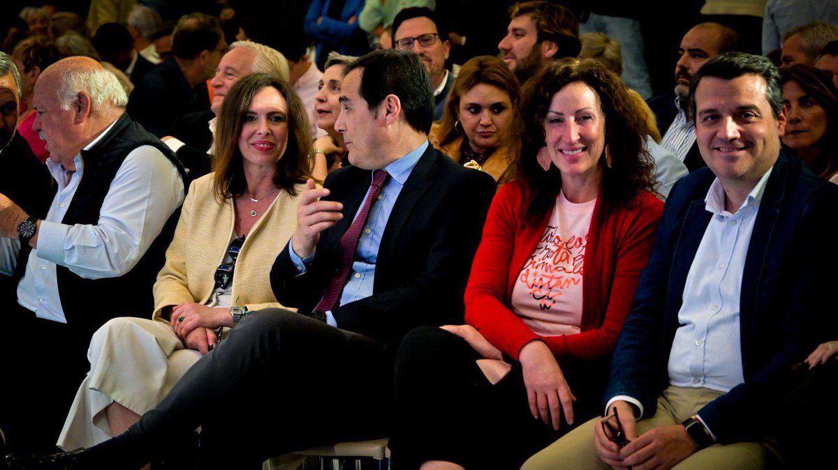 Basta ya de desprecios y faltas de respeto a los andaluces. 

Frente a comportamientos autoritarios, gestión y más gestión. Así se gobierna en #Andalucía con <a href="/JuanMa_Moreno/">Juanma Moreno</a>. 

Esta tarde, en #Málaga, Comité Ejecutivo Autonómico del <a href="/ppandaluz/">PP de Andalucía</a>. 

#DefiendeAndalucía