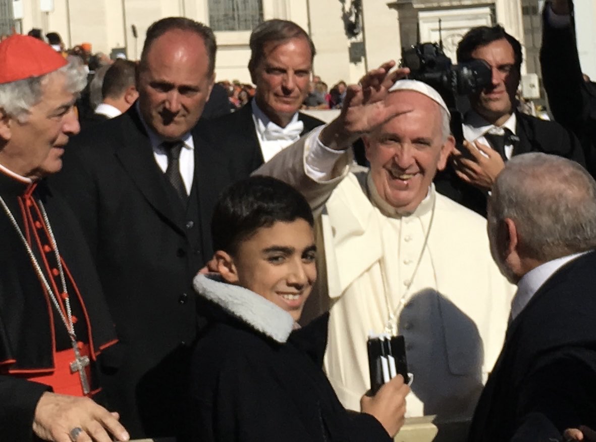 Roberto_VS1's tweet photo. Viermal durfte ich in den letzten Jahren Papst Franziskus im Vatikan persönlich begegnen - es waren stets eindrucksvolle und bereichernde Begegnungen. In seiner Bescheidenheit und Nähe zu den Menschen bewirkte er mehr, als mancher grosser Politiker. 🙏🕯️ https://t.co/pLWPKGEnO5