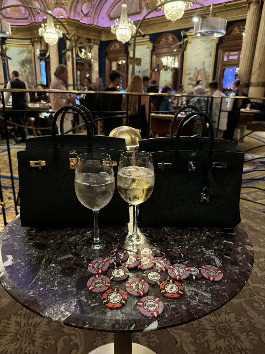 My new DeFi? Casinos, chips, and a touch of glam.
Still betting on black, with the same bold face I wear during a pump 🔥👸🏼