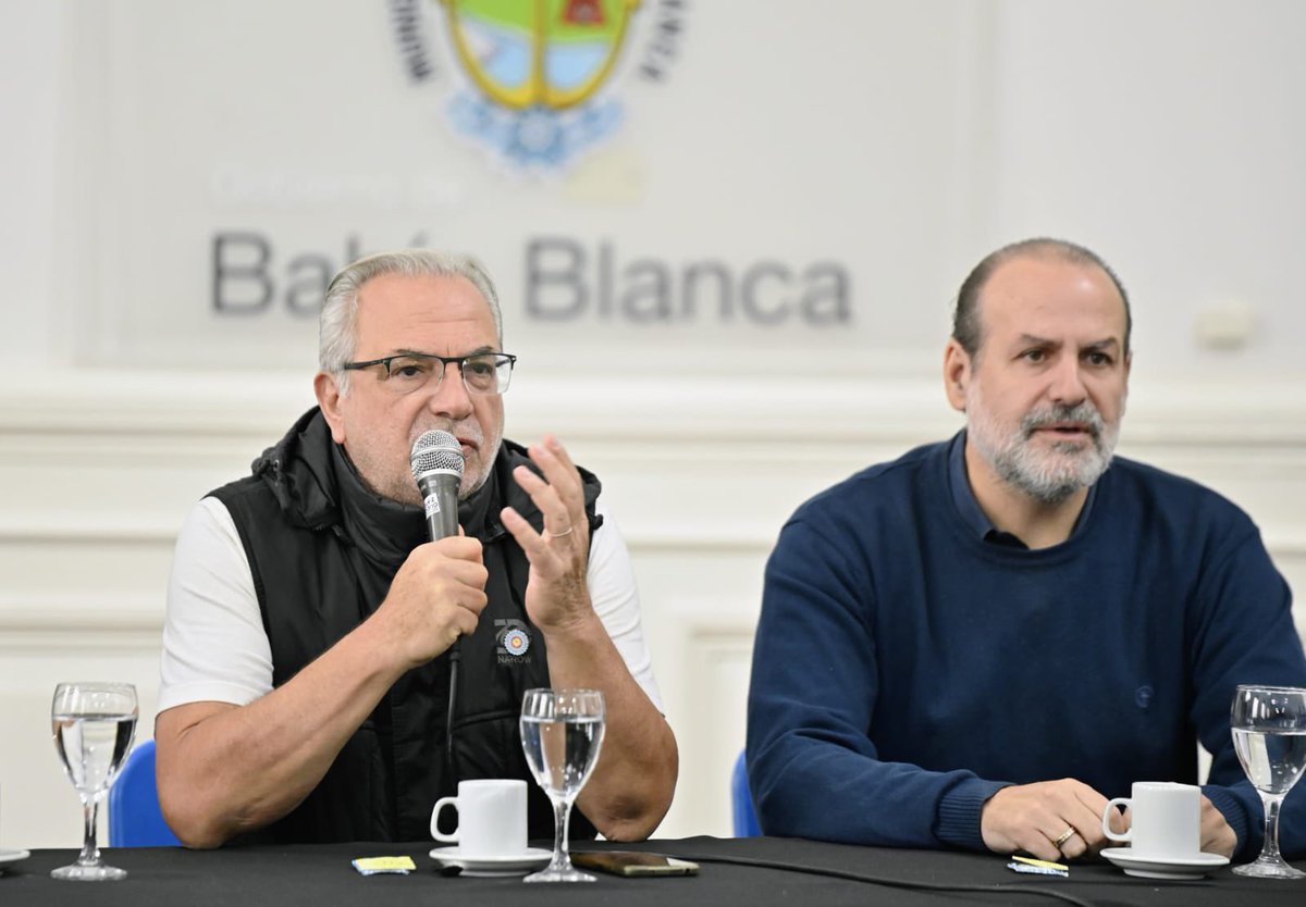 larroqueandres's tweet photo. A través de la Subsecretaría de Hábitat y en articulación con el @MunicipioBahia, comenzamos el relevamiento de hogares afectados por el temporal del 7 de marzo. 

Este es el primer paso para avanzar en las mejoras habitacionales que anunciamos junto al gobernador @Kicillofok como parte de las medidas adoptadas por @BAProvincia para la asistencia a los vecinos bahienses y la reconstrucción de la ciudad.