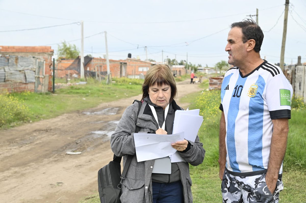 larroqueandres's tweet photo. A través de la Subsecretaría de Hábitat y en articulación con el @MunicipioBahia, comenzamos el relevamiento de hogares afectados por el temporal del 7 de marzo. 

Este es el primer paso para avanzar en las mejoras habitacionales que anunciamos junto al gobernador @Kicillofok como parte de las medidas adoptadas por @BAProvincia para la asistencia a los vecinos bahienses y la reconstrucción de la ciudad.