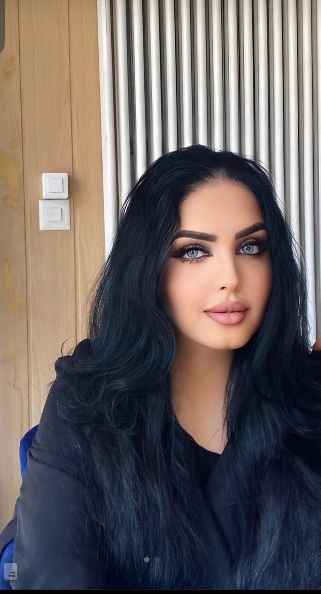 ممكن أكون إنسان مزاجي لكن عمري ما غيرت أسلوبي مع أحد بدون سبب 🤚