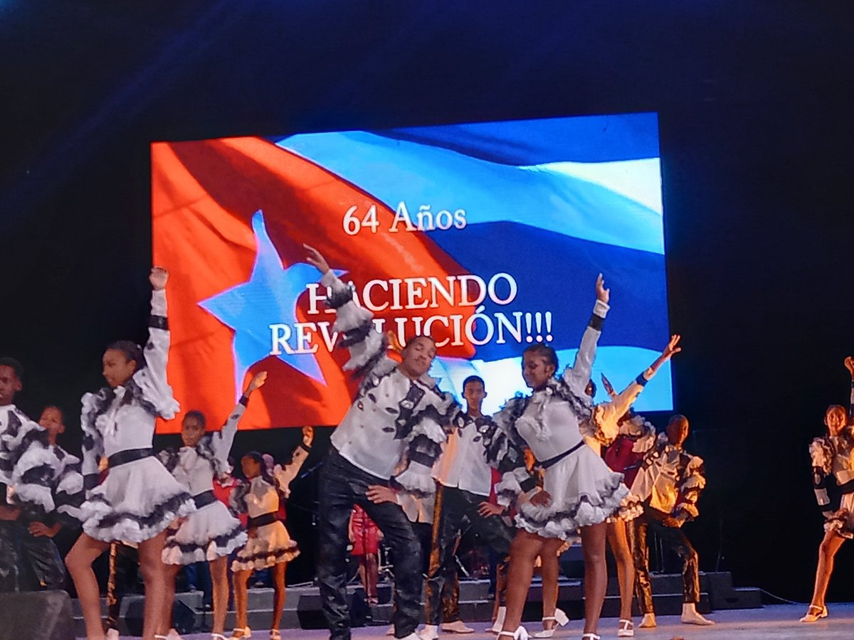 Realmente fue extraordinaria la actividad político-cultural que se realizó en Santiago de Cuba en homenaje al 64 aniversario del Ejército Oriental. 
Muchas felicidades! #PorLasTunasLaVictoria #SíSePuede