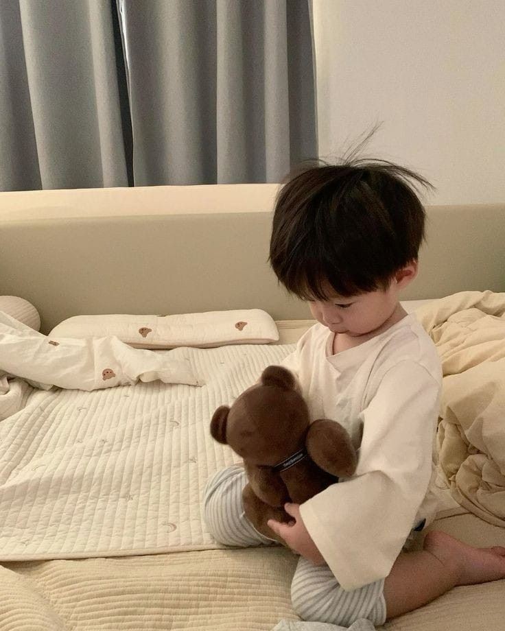 Y00NG1MN's tweet photo. Jyjy está crescendo rápido demais, meu garotinho está até mesmo dormindo sozinho em seu próprio quarto.
Diz ele que já é homem grande e que os papais são quentes demais 🤭🤭 https://t.co/ajJVcVGvvR