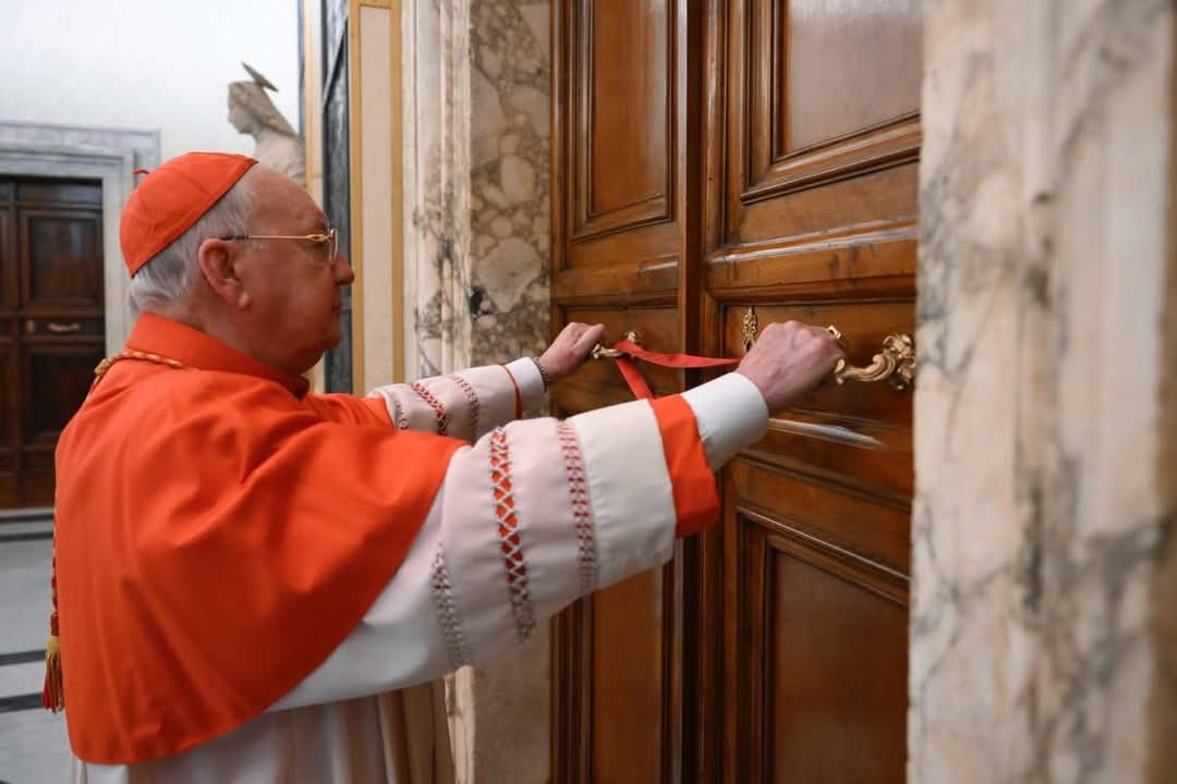 Sellado el apartamento del Papa en el Palacio Apostólico y publicado su testamento. El último párrafo dice: "El sufrimiento que se hizo presente en la última parte de mi vida lo ofrezco al Señor por la paz mundial y la fraternidad entre los pueblos."