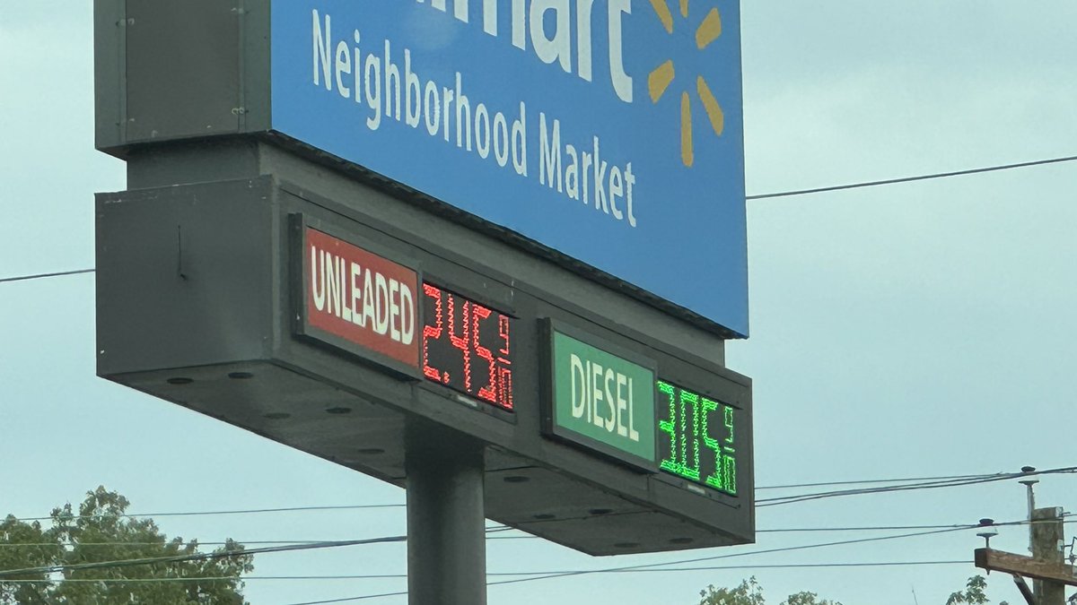 MikeMcKeever's tweet photo. @Walmart How many people are getting Bait and Switch fraud at 4692 in East Ridge TN?  This is a recurring problem at this store. 2.45 on the sign, 2.47 at the pump. Management unresponsive. https://t.co/fUmntc1AAy