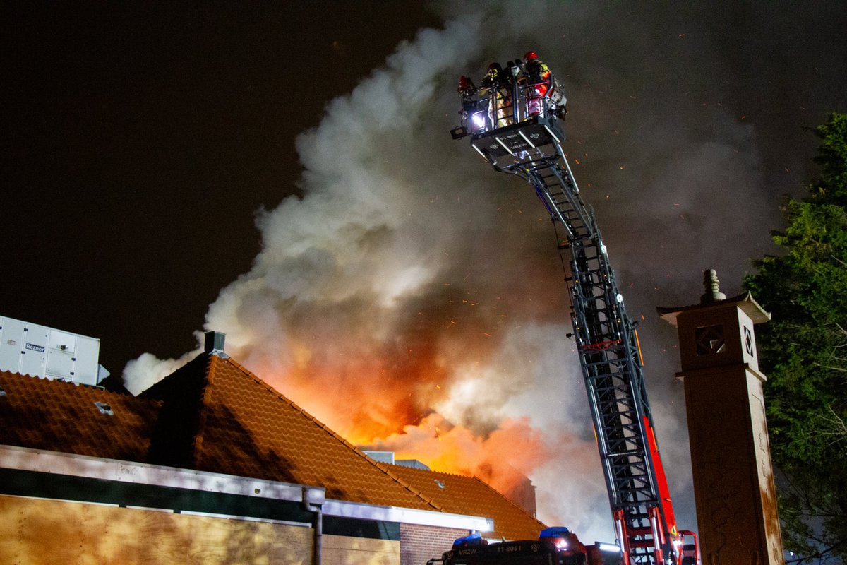 Zeer grote brand verwoest voormalig restaurant in Westzaan
