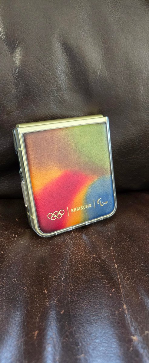 MapleTheDonut's tweet photo. Galaxy z flip 6 Olympic Edition 
#Samsung #zflip6 #Olympics https://t.co/qXtUB72f8P