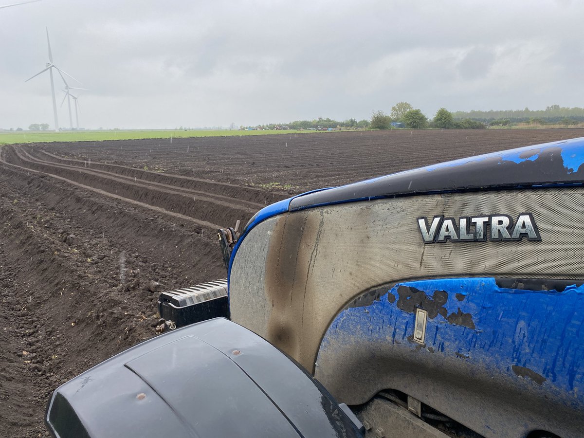 Bank holiday Dodging showers fun! Note the change of shade of blue! 👨‍🌾🚜
