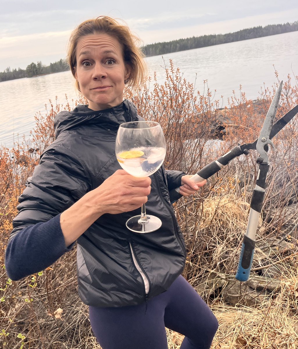 Til alle jer der har efterspurgt billeder af mig med drinks og farlige redskaber🤠  I dag har jeg håndteret en liter gin og tonic og en grensaks - hvad skal jeg kaste mig ud i næste gang?