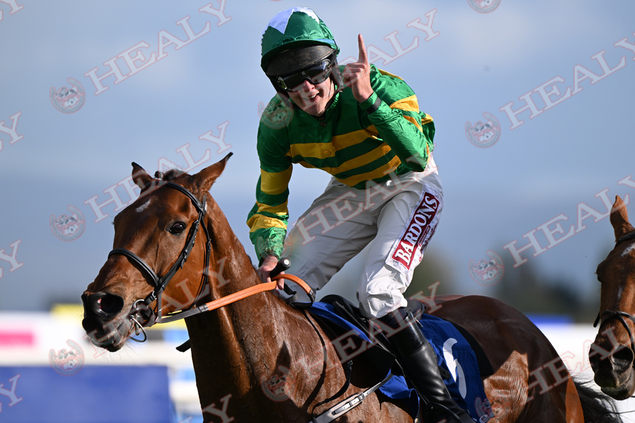 patcashhealy's tweet photo. Fairyhouse 21-April-2025  @Fairyhouse
What a recovery by Charlie O'Dwyer to stay aboard Battle It Out and win for owner JP McManus and trainer and Dad @codwyerracing and groom John Jacob.
(c)https://t.co/voWGTccgic https://t.co/XnzbXUvHKx