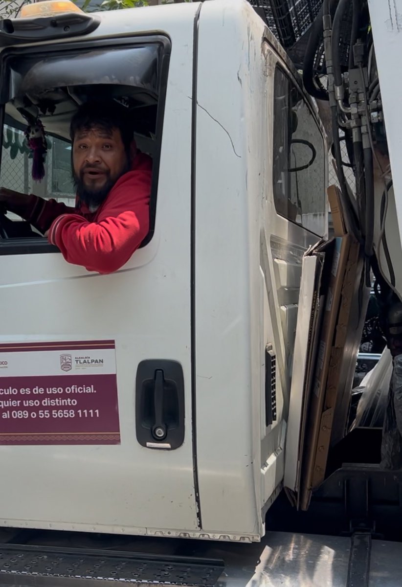 Carmenbaque's tweet photo. @TlalpanAl @LaSEMOVI @VigimoviCDMX @SEDEMA_CDMX esta unidad de recolección de basura venía en sentido contrario y agredió a mi esposo escupiéndole en la cara! https://t.co/235uqP37BI