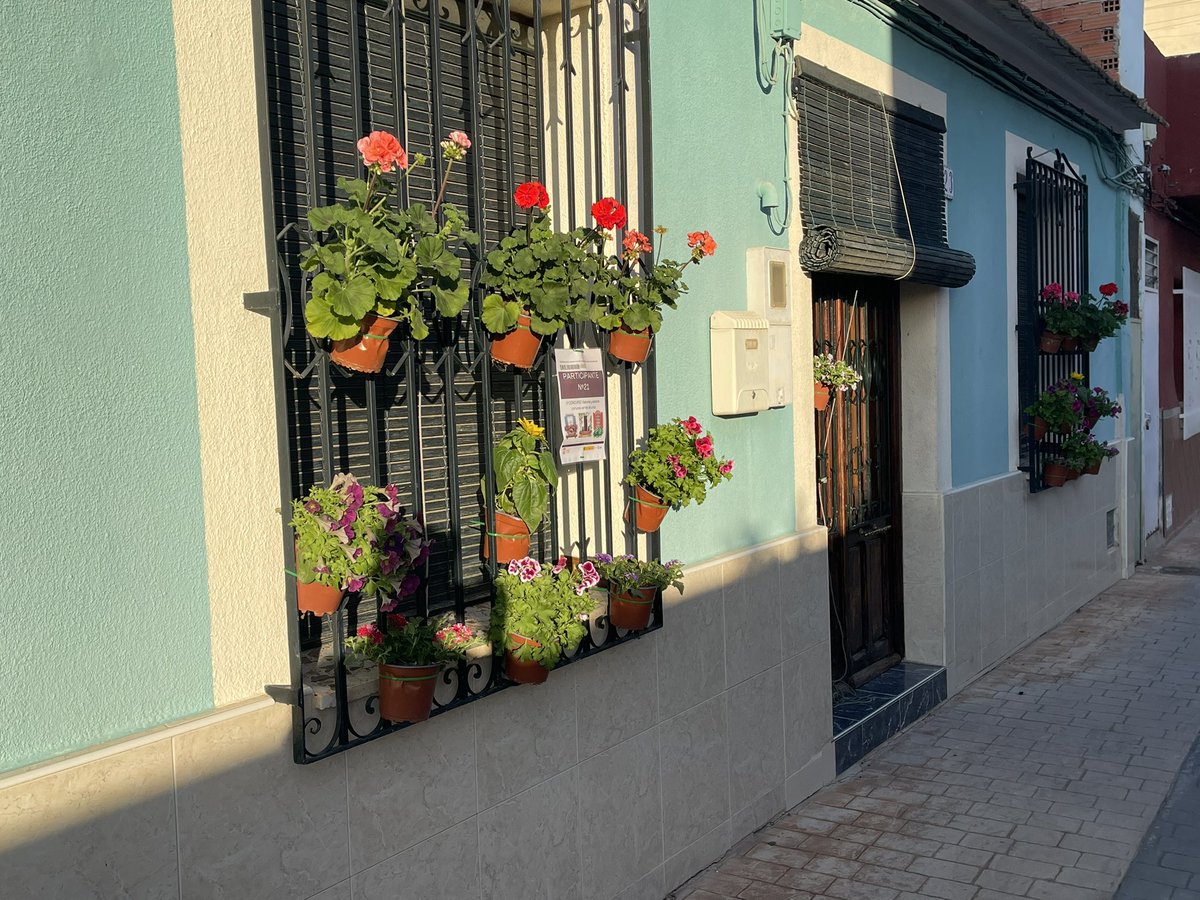 victortin's tweet photo. Creo que ha quedado bonito, le da un toque a la casa (típica casa antigua de pueblo) y ya de paso, ayudamos a difundir el concurso, la idea que hay detrás y ponemos bonito #Lorqui.
Mi padre como siempre, ayudándome en todo también.
Los quiero tanto… 🥹 https://t.co/wrjCog2B77