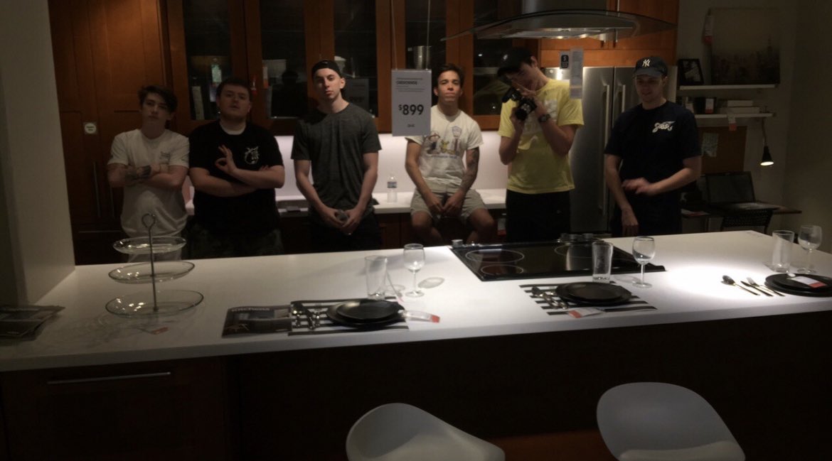 SoaR Mak (@makz) on Twitter photo The SoaR House started 8 years ago today, weβre all old head uncs now The SoaR House started 8 years ago today, weβre all old head uncs now