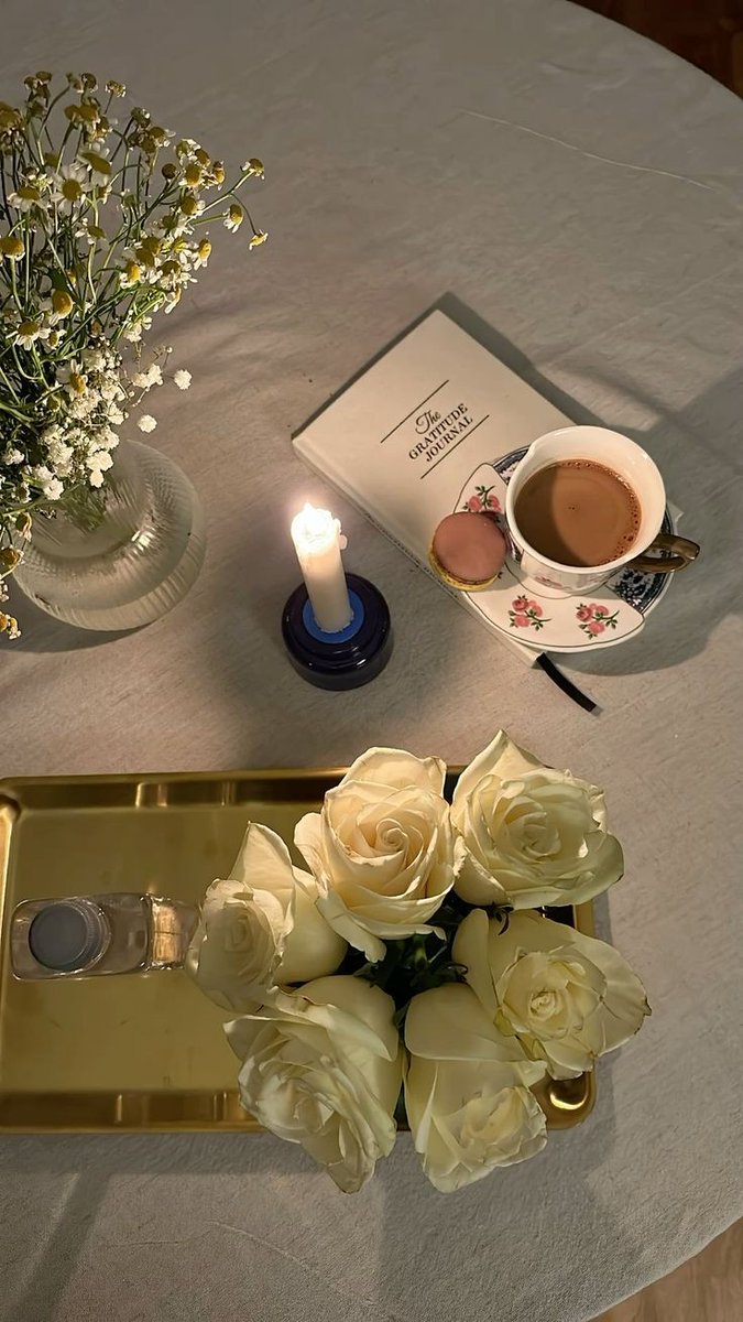 مع الوقت يزداد يقيني أن باطن الإنسان سيظهر على السطح عاجلاً غير آجل ، من يحمل الجمال لن يفيض منه إلا الجمال والحب ، وحامل السوء مهما تقنّع وتصنّع لابد للداخل أن يفيض للخارج  🍃