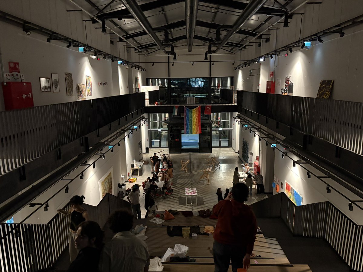 bugün sabancı boykottaydı!

kahvemizi ve kısırımızı boycoff’tan aldık, akşam da susam’da takas etkinliğimizi gerçekleştirdik.