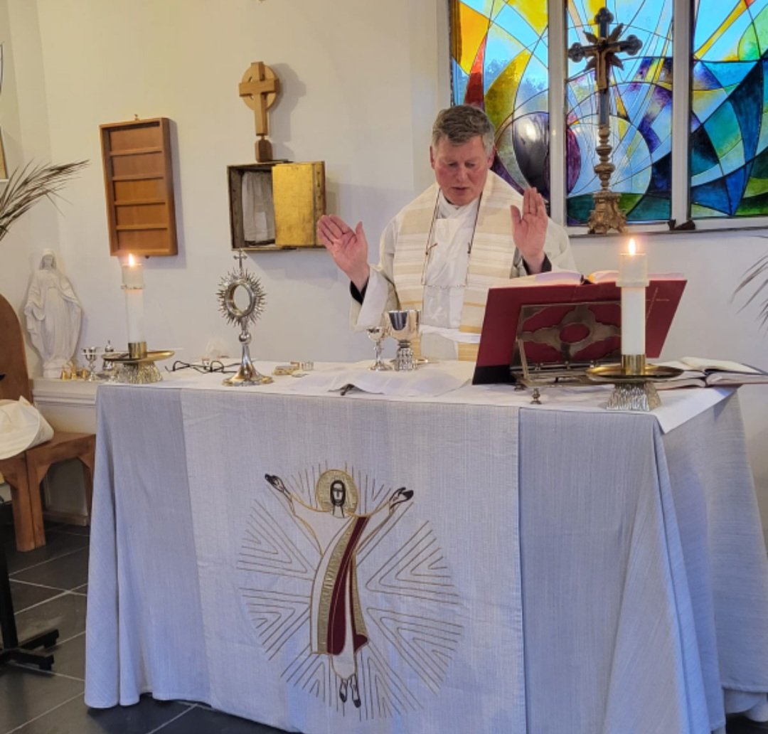 AnglicanUnion's tweet photo. @anglicanunion  offers prayers today at noon GMT for the repose of the soul of Pope Francis. Fr. Jamie at  Whaley Hall Oratory celebrated recalling that the Pope was an instrument of Christian Unity.This was seen in 2019 as the Prefect was greeted at a Vatican mtg of canonists. https://t.co/Xn6YD2VtQe