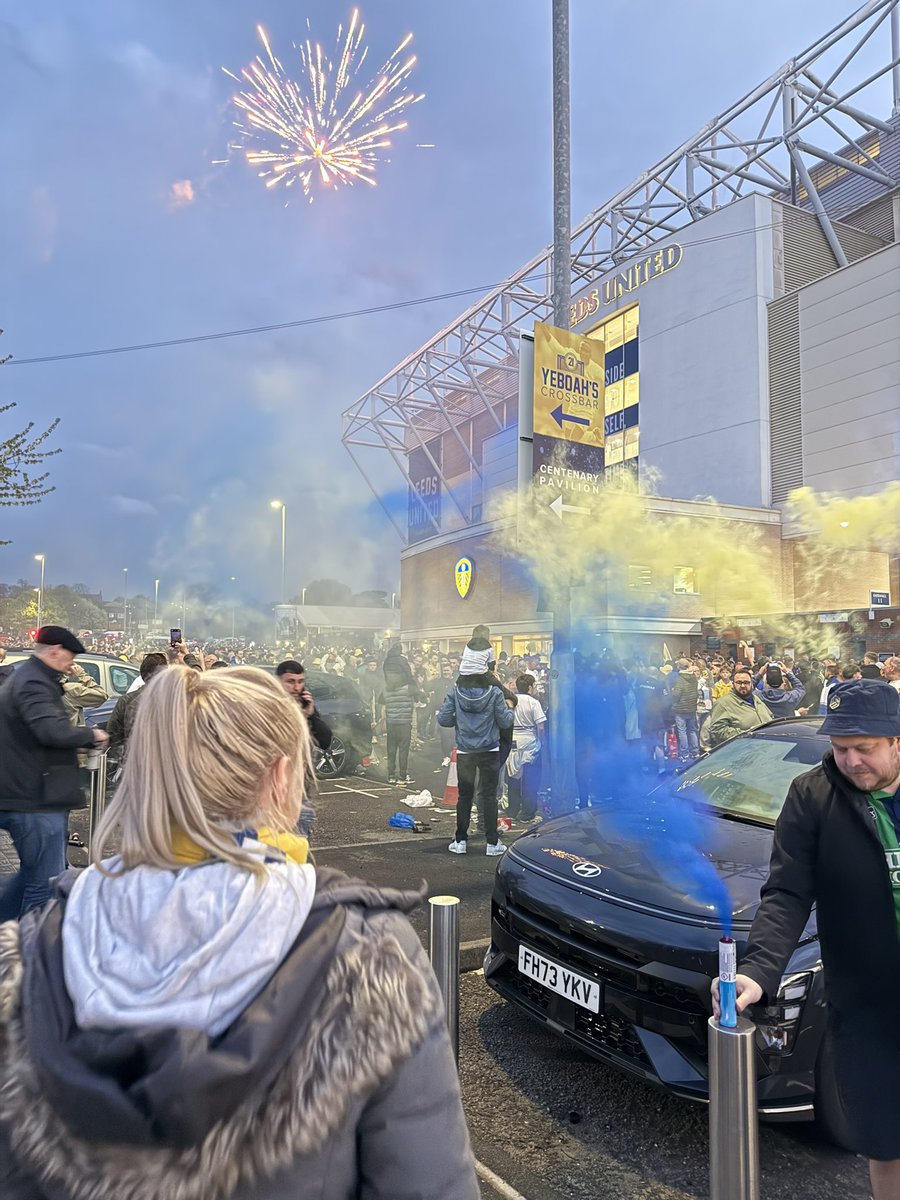 respiah's tweet photo. This is why we do it. Home, away, land and sea. What a fucking club #lufc https://t.co/wpNilNyTWx