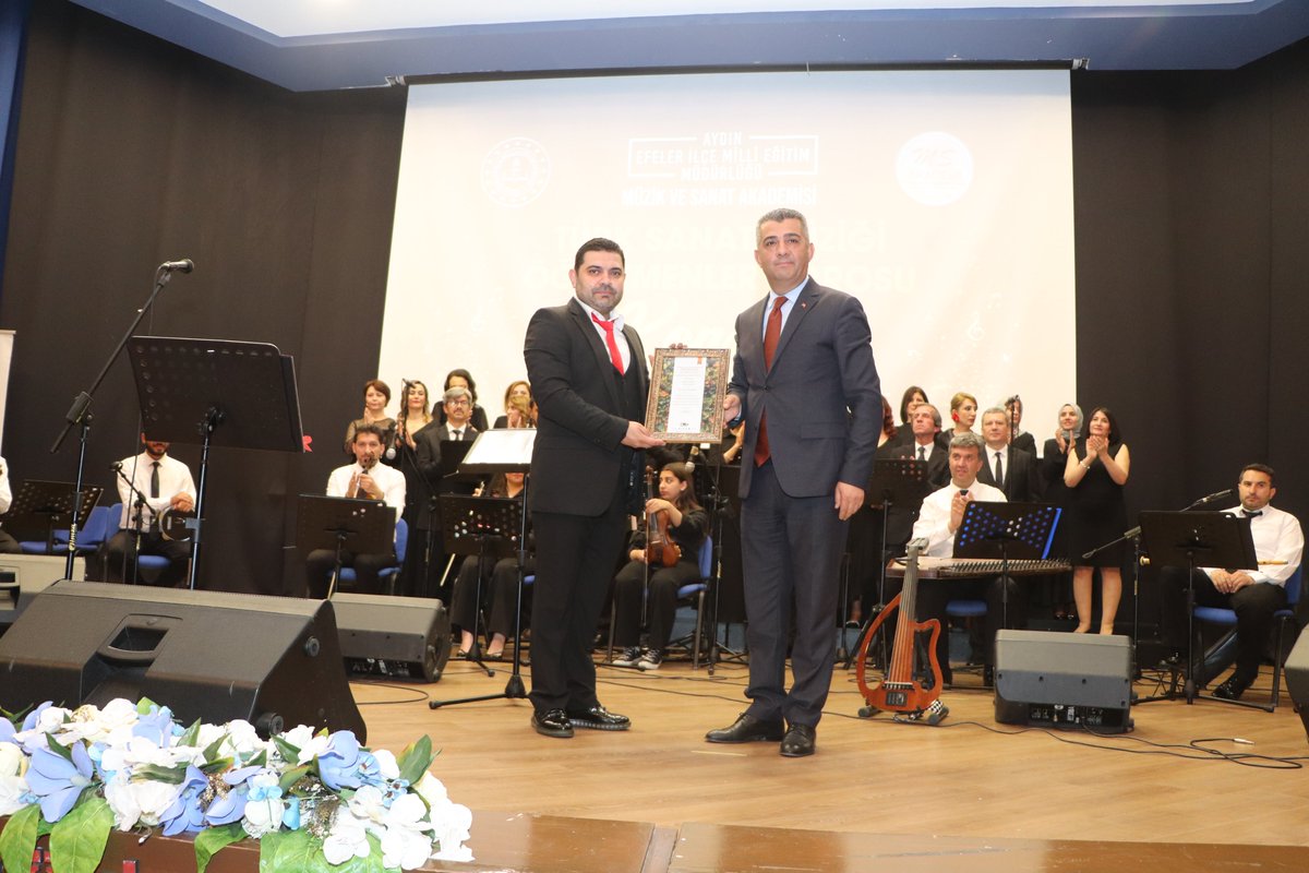efelerilcemem's tweet photo. Türk Sanat Müziği Öğretmenler Korosu’ndan Unutulmaz Gece! 🎶
Aydın Efeler İlçe Milli Eğitim Müdürlüğü Müzik ve Sanat Akademisi tarafından düzenlenen Türk Sanat Müziği Öğretmenler Korosu Konseri büyük bir coşkuyla gerçekleşti.@tcmeb  @ekicis20  @hakanozcan65 https://t.co/Yi3mbAWbb0