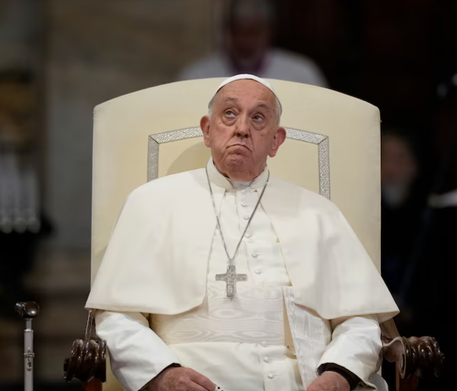 Hilo : El Papa Francisco, el líder que transformó la Iglesia con gestos inesperados 

Un hombre que rompió con siglos de tradición al priorizar la empatía sobre la pompa. 

Desde besar los pies de refugiados hasta rechazar lujos, su legado desafió las expectativas. 

Esta es su