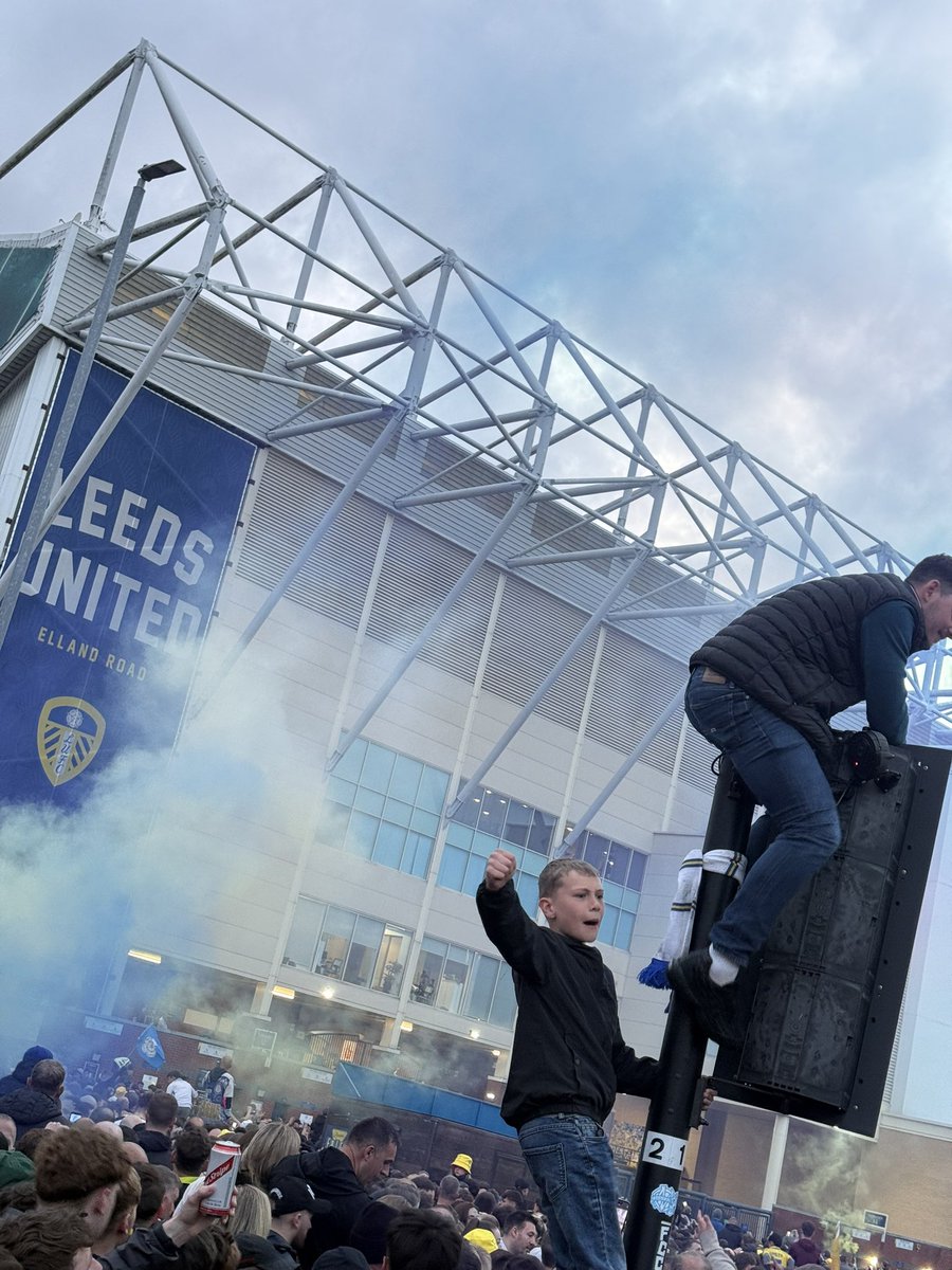 If this is your Boy at Elland Road, I got this picture. 

A life time of despair ahead but this is all worth it. 

<a href="/LUFC/">Leeds United</a> #MOT #ALAW <a href="/TheSquareBall/">The Square Ball</a>