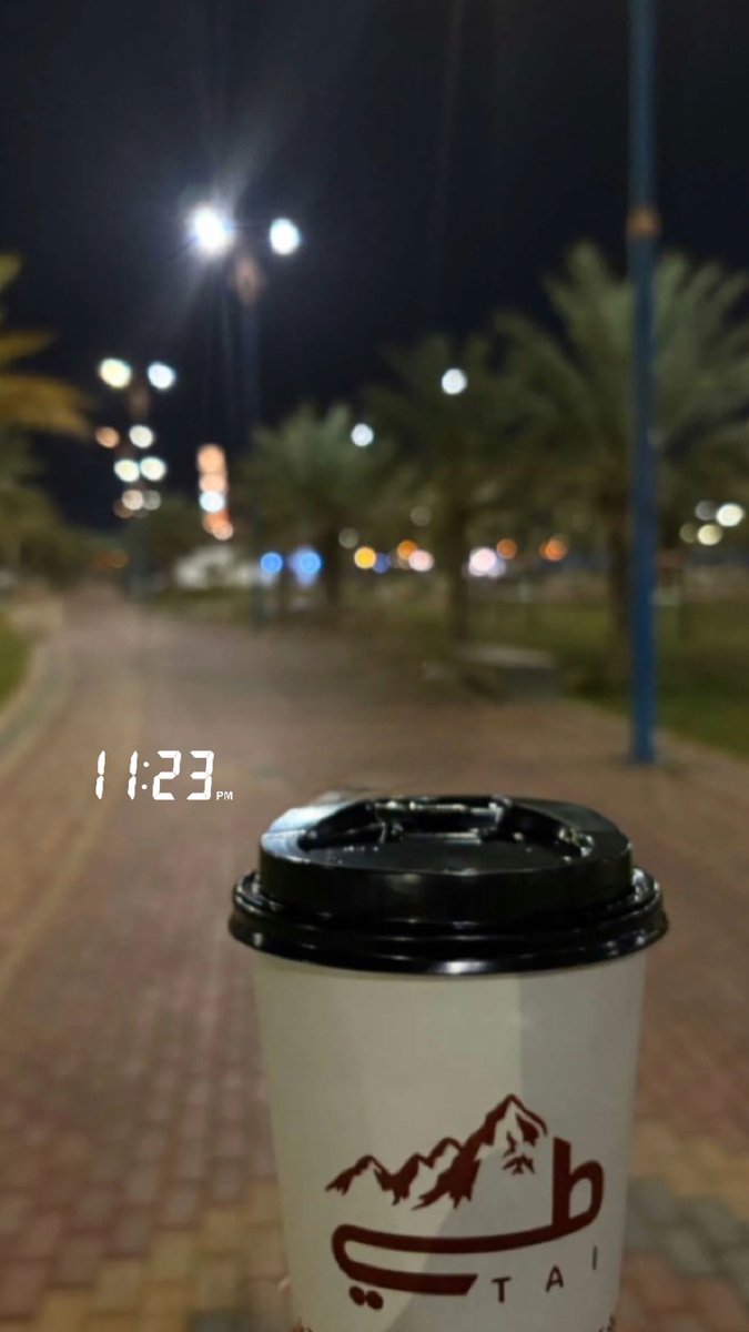 هَل تَشتَفي مِنكَ عَينٌ أَنتَ ناظِرُها
قَد نالَ مِنها سَوادُ اللَيلِ ما طَلَبا
ماذا تَرى في مُحِبٍّ ما ذُكِرتَ لَهُ
إِلّا بَكى أَو شَكـا أَو حَنَّ أَو طَرِبـا