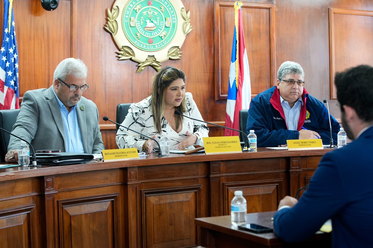 El director de PRITS, Antonio Ramos, participó en la vista pública de la Comisión Cameral de Educación, presidida por la R. Tatiana Pérez, sobre el Proyecto 427, que busca integrar la inteligencia artificial en la enseñanza del inglés en el sistema público.