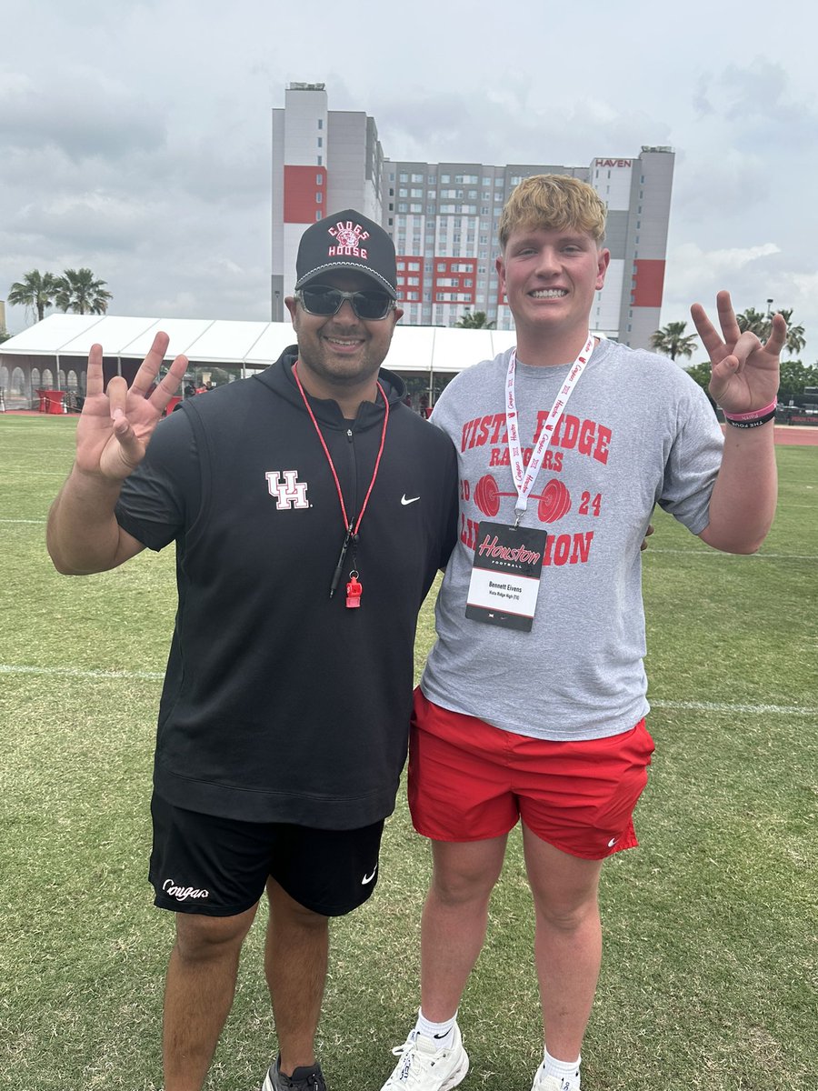 BennettEivens's tweet photo. Had a great time at @UHCougarFB Spring Game with @9ine0Elite . Thank you @Emannaghavi for the hospitality and @LarryCR62 for talking to me about Houston! Looking forward to getting back on campus! @RecruitsCenTex @tbyerly64 @VRFBRecruiting 
@CoachWEFritz @wesley_fritz @UHCougarFB @Emannaghavi @OscarGiles95 @Casey_Smithson