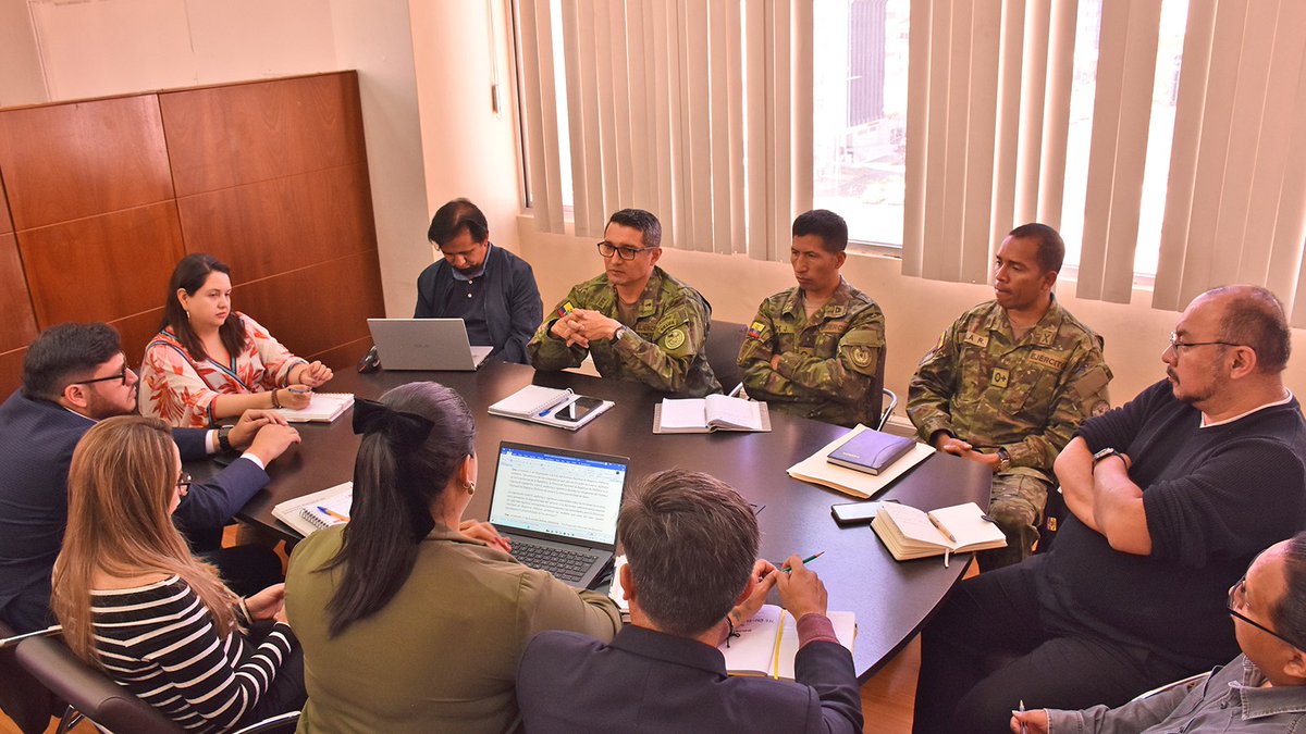 #Quito | <a href="/DianaVelsco/">Diana Velasco Aguilar</a>, directora nacional, participó, junto a su equipo de trabajo, en una mesa técnica con varias instituciones estatales a fin de analizar la viabilidad de, a través de la #Interoperabilidad, establecer mecanismos que fortalezcan la seguridad ciudadana.