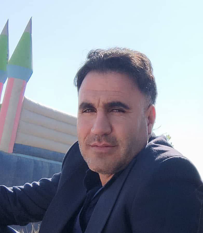 ماشین سرکوب رژیم ایران، #حمید_حسین‌نژاد حیدرانلو، زندانی سیاسی کورد اهل چالدران را اعدام کرد.
یک هفته است که خانواده‌ی این زندانی سیاسی، برای اعتراض به این حکم نا عادلانه، در مقابل درب زندان به تحصن نشسته‌اند، اما رژیم اعدام و انکار بی‌اعتنا بود و جان حمید حسین نژاد را گرفت.