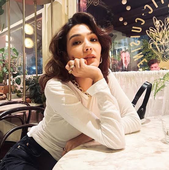 🗣️Teşkilat dizisinin yapımcısı Timur Savcı:

“Aybüke Pusat, amacının siyasi olmadığını söyledi.

TRT, Aybüke’ye seçenek de sundu. Amacının öyle olmadığını anlatan bir açıklama paylaşmasını istedi.

Fakat Aybüke, o seçenekten faydalanmadı.“