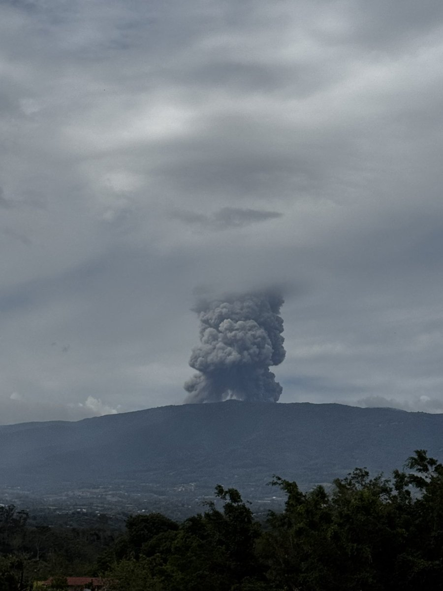 Siempre había querido ver una erupción del volcán Poás y hoy se me cumplió 😱
Que IMPRESIONANTE…