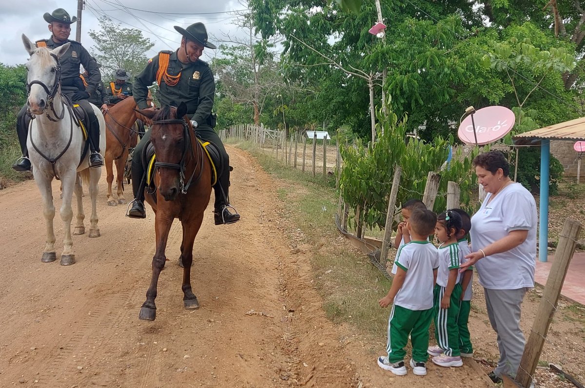 PoliciaDECOR's tweet photo. 📍#Chinú | Nuestros @CarabinerosCol 👮🐎refuerzan patrullajes en zona rural para garantizar la seguridad, prevenir delitos y brindar tranquilidad a la comunidad 🚔👮
 #CabalgandoPorLaSeguridad https://t.co/Ko62fqnbvN