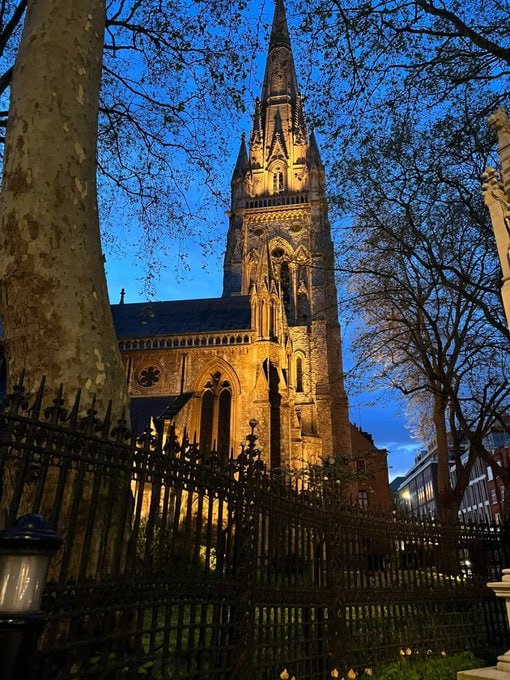 mikijek's tweet photo. 🌃 London's night always hides countless surprises. This church exudes a peaceful and sacred light in the night. 🏰✨ https://t.co/D6jC2PRzQi