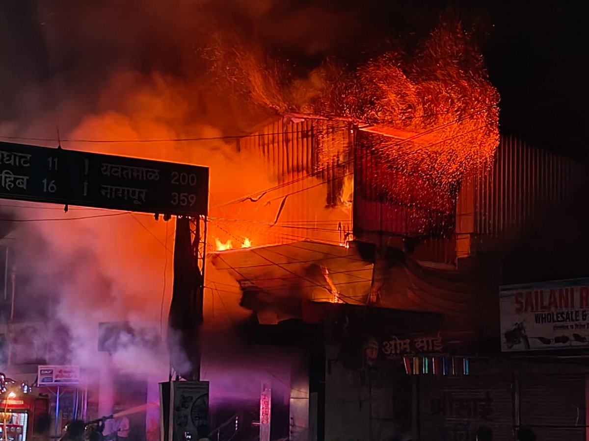 महाराष्ट्र के नांदेड़ शहर में सोमवार की मध्यरात्रि में एक किराणा और होलसेल दुकान में आग लग गईं. घटना में लाखों का माल जलकर खाक हो गया. दमकल की गाड़ियों ने आग बुझाई. 
<a href="/collectornanded/">Collectorate Nanded/ जिल्हाधिकारी कार्यालय नांदेड</a> <a href="/AshokChavan1958/">Ashok Chavan</a> <a href="/NandedPolice/">नांदेड पोलीस - Nanded Police</a> <a href="/nandednewslive/">nnlmarathi</a> <a href="/bbcnewsmarathi/">BBC News Marathi</a>