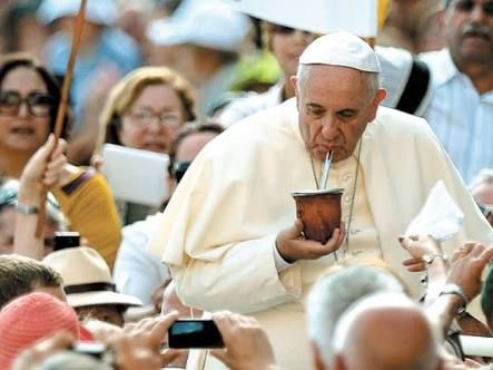 dayuch's tweet photo. Imágenes que me quedaron en el recuerdo y que creo reflejan en mucho el mensaje de Francisco, un gran papa que nos dejó un desafiante legado y que hoy retorna a la morada del Padre Celestial: Belén 2014; Lampedusa 2013; Mate con la gente; Zapatos en la entronización 2013. https://t.co/nTEjJoBO8O